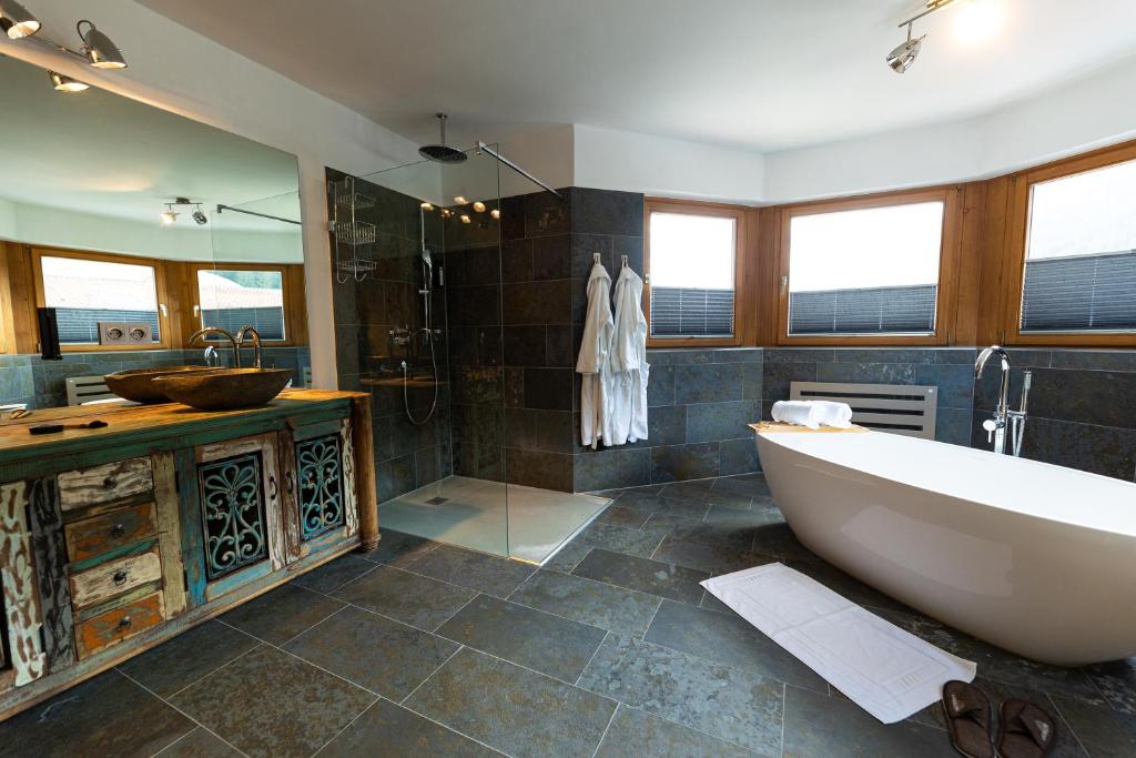 Koupelna v ubytování Wellness Aparthotel "Lechlife" incl Pool - 400m zum LIFT