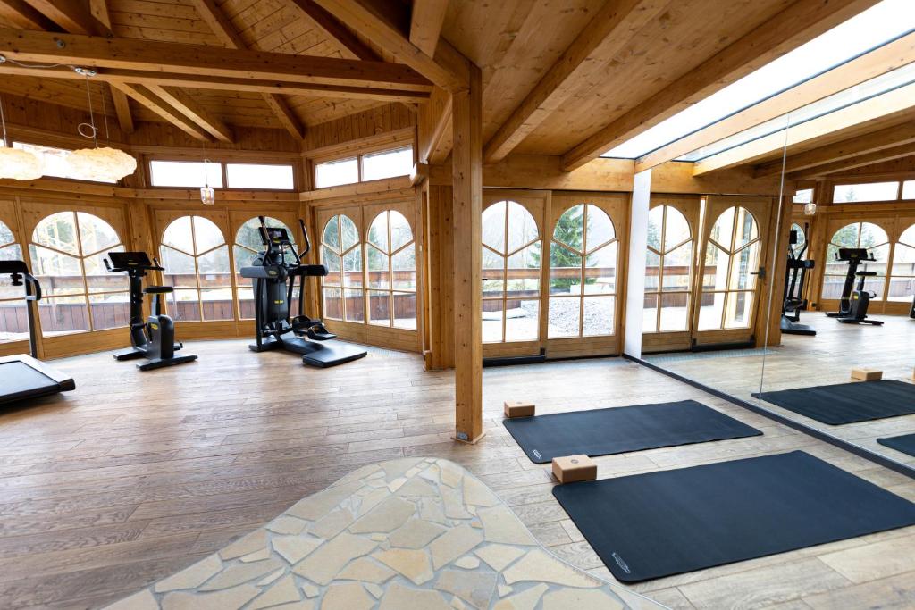 Fitness centrum a/nebo fitness zařízení v ubytování Wellness Aparthotel "Lechlife" incl Pool - 400m zum LIFT