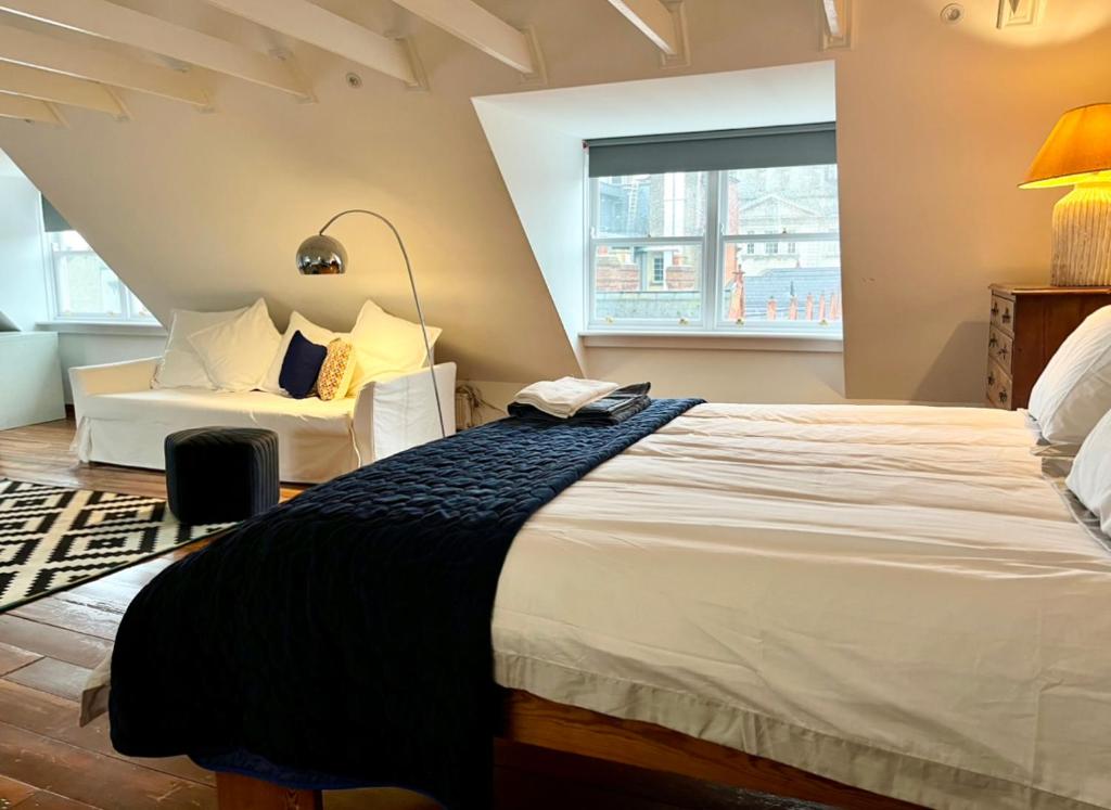 Cama ou camas em um quarto em Charming City Townhouse