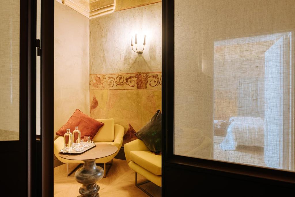 Гостиная зона в Paragon 700 Boutique Hotel & SPA