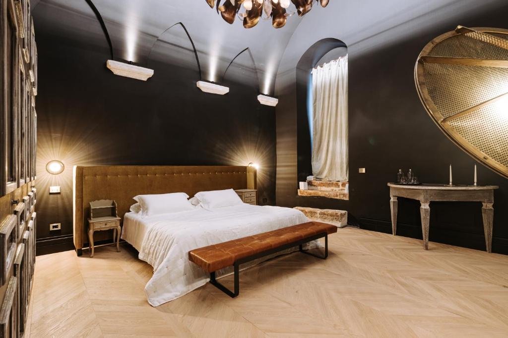 Кровать или кровати в номере Paragon 700 Boutique Hotel & SPA