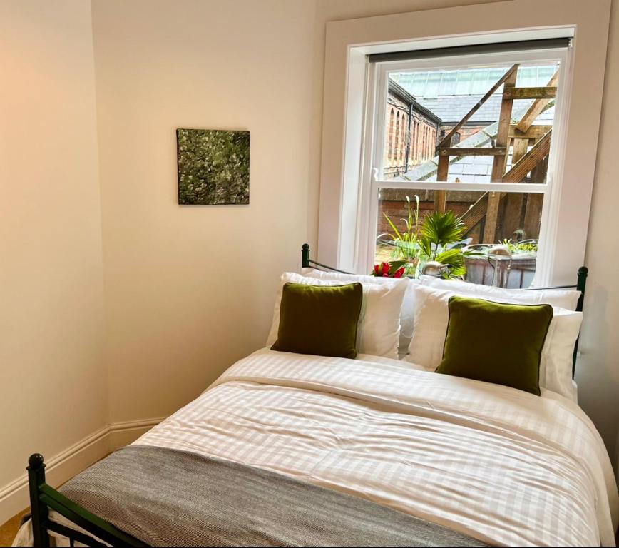 Cama ou camas em um quarto em Charming City Townhouse