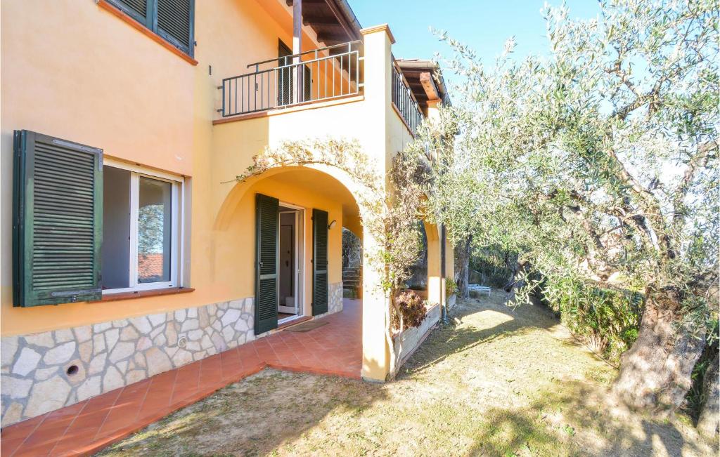 eine Villa mit einem Innenhof und einem Haus in der Unterkunft Stunning Home In Diano Calderina With 2 Bedrooms in Diano Castello