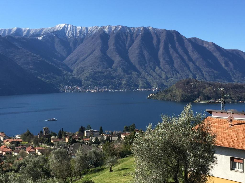 uma vista para um lago com montanhas ao fundo em La Filanda di Viano em Tremezzo