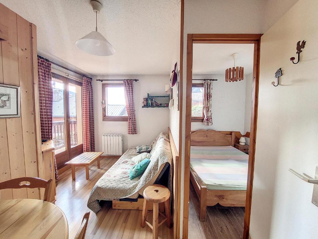 mały pokój z łóżkiem i stołem w obiekcie Appartement 1 chambre avec garage w mieście Praz-sur-Arly