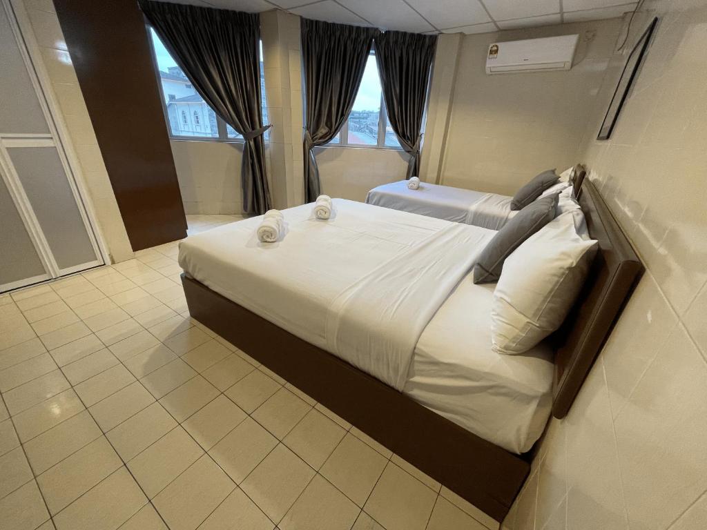 Postel nebo postele na pokoji v ubytování Barrack Street Hotel