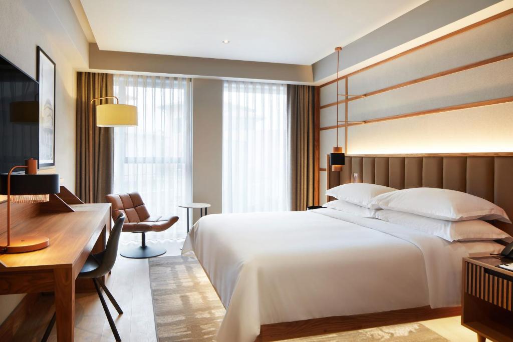 Postel nebo postele na pokoji v ubytování Four Points by Sheraton Prishtina City