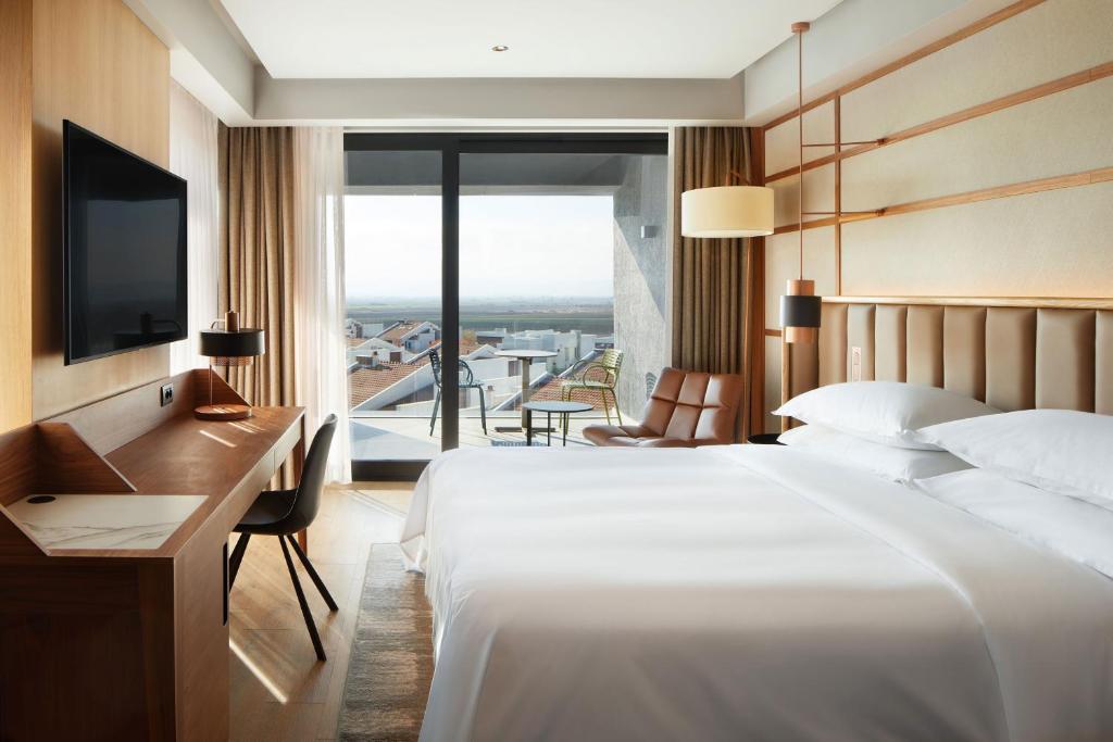 Postel nebo postele na pokoji v ubytování Four Points by Sheraton Prishtina City