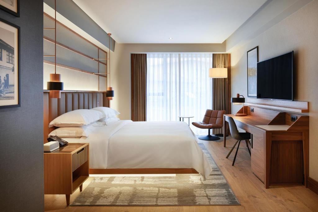 Postel nebo postele na pokoji v ubytování Four Points by Sheraton Prishtina City