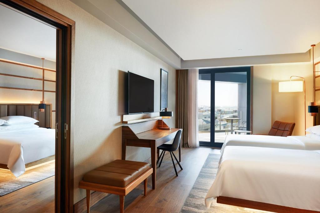 Postel nebo postele na pokoji v ubytování Four Points by Sheraton Prishtina City