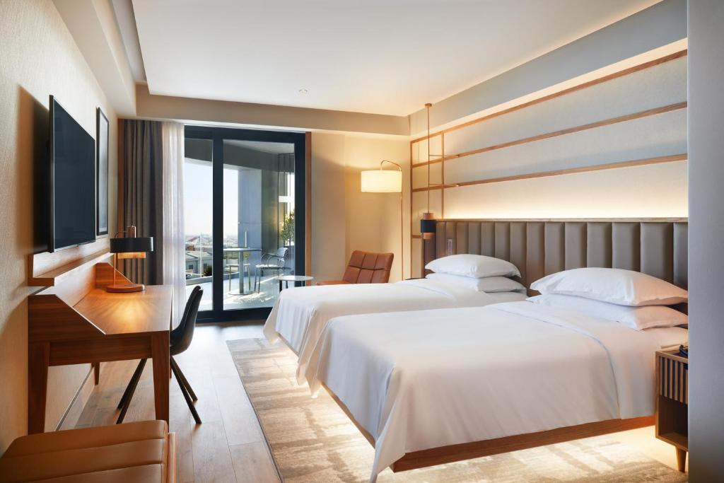Postel nebo postele na pokoji v ubytování Four Points by Sheraton Prishtina City