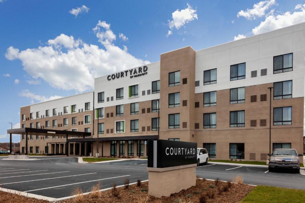 奥克莫斯Courtyard by Marriott East Lansing Okemos的停车场前有标志的建筑物