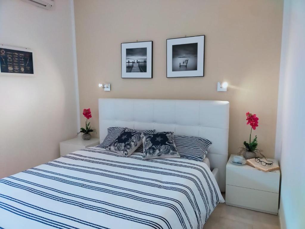 アルゲーロにあるLa Perla di Algheroのベッドルーム1室(犬2匹の枕付)