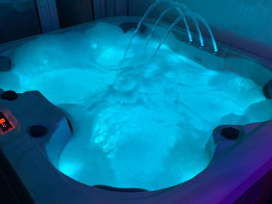 Perfect couple retreat to unwind&relax with HotTub - Appartement Met één Slaapkamer