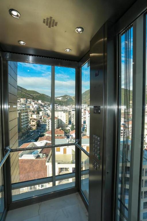 Nespecifikovaný výhled na destinaci Budva nebo výhled na město při pohledu z apartmánu