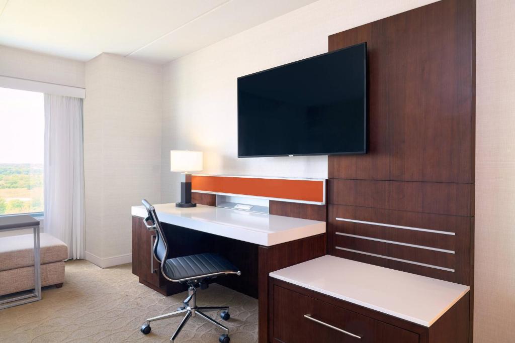 Delta Hotels by Marriott Philadelphia Airport - King Guest Room