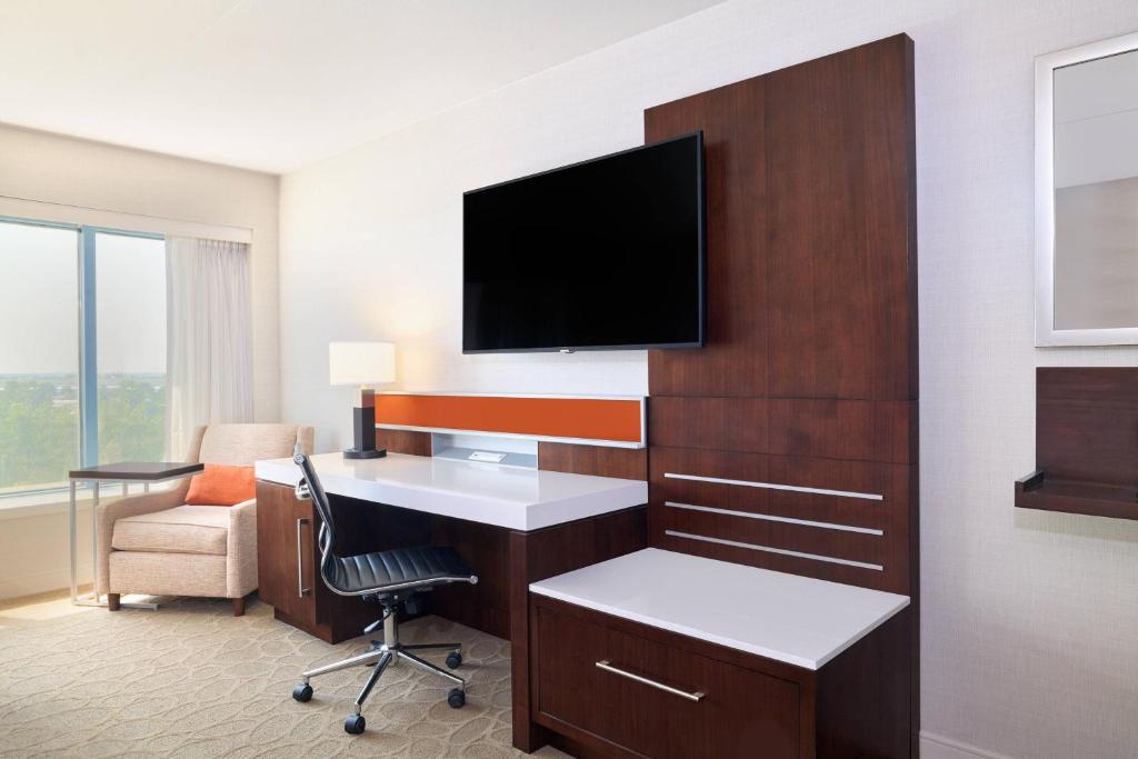 Delta Hotels by Marriott Philadelphia Airport - Queen Room