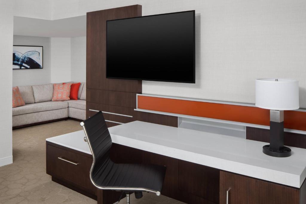 Delta Hotels by Marriott Philadelphia Airport - Junior King Suite