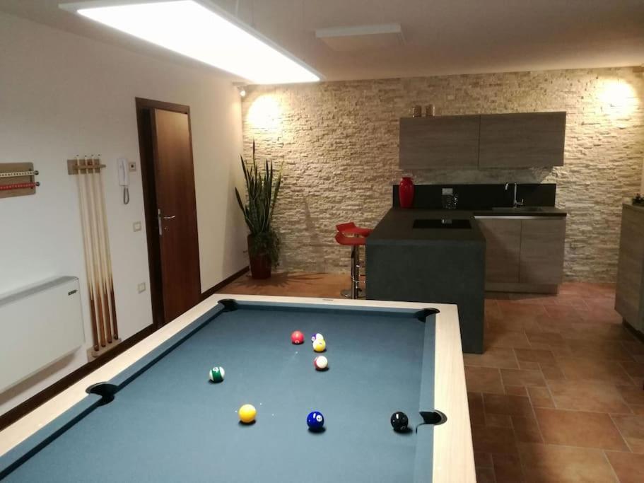 Una habitación con una mesa de billar con pelotas. en Billiard House en Romano D'Ezzelino