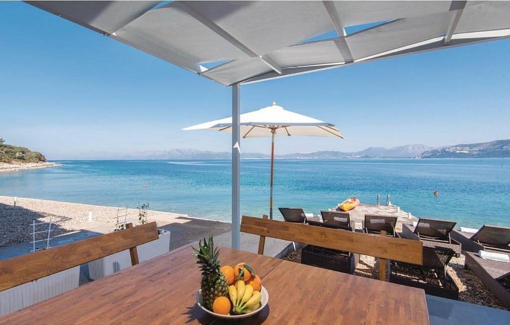 una mesa con un bol de fruta en la playa en Apartment ARGO on the beach, en Sreser
