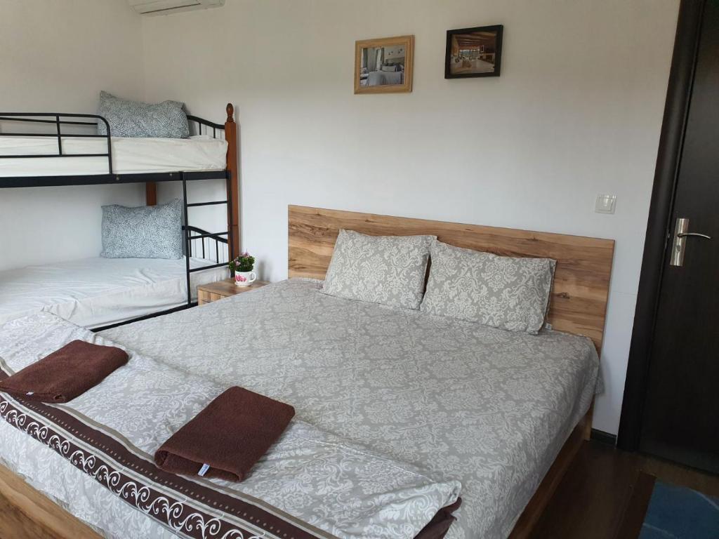 1 dormitorio con 1 cama y literas. en Бадевски рай-къща Вяра, en Badevtsi