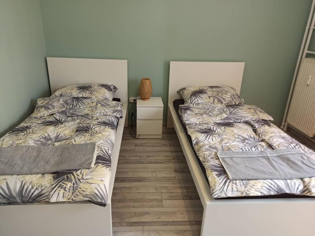 A bed or beds in a room at Áron Apartman Pécs