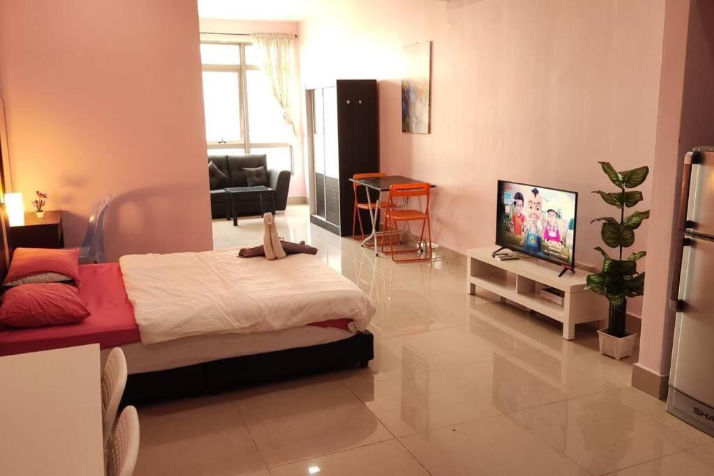 um quarto com uma cama e uma televisão em SA816-Netflix Selfcheck in-WiFi-Parking-Shaftsbury, 4060 em Cyberjaya