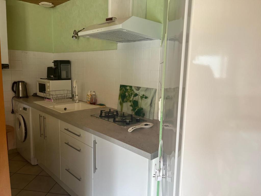 Cuisine ou kitchenette dans l'établissement Petites maisons avec piscine