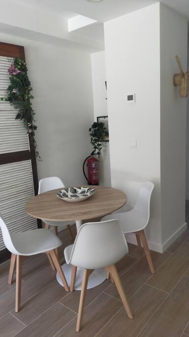drewniany stół i krzesła w pokoju w obiekcie Apartamento Laurana w mieście Santander