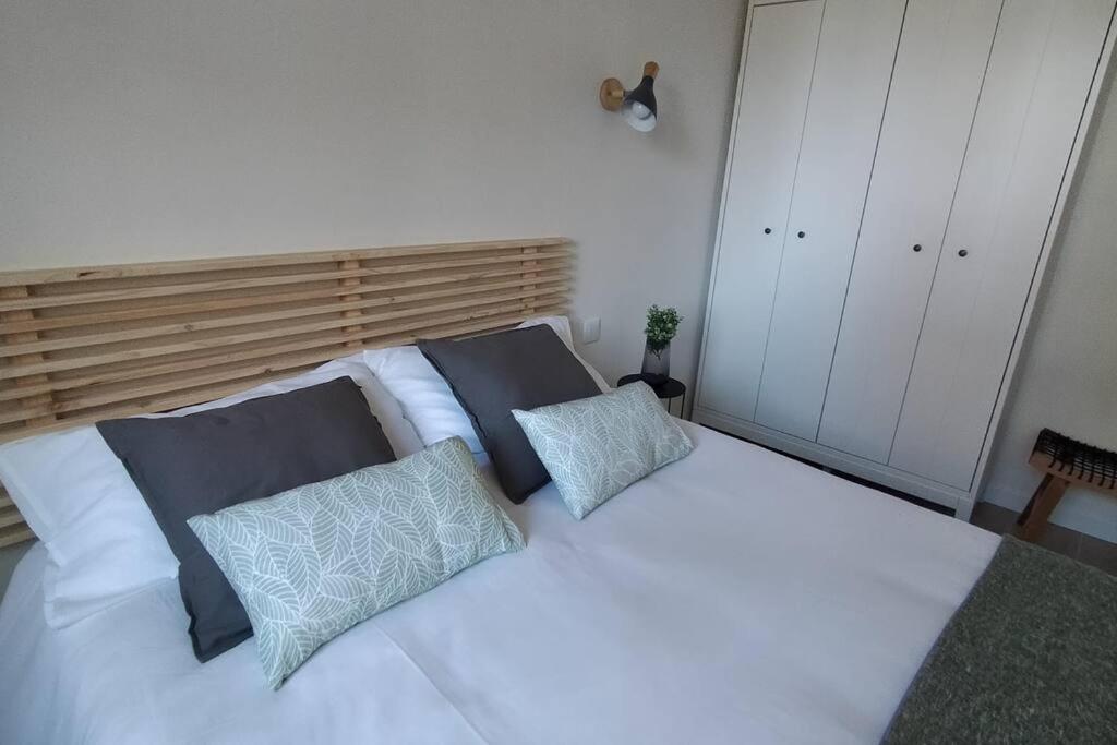 białe łóżko z 3 poduszkami w obiekcie Apartamento Laurana w mieście Santander