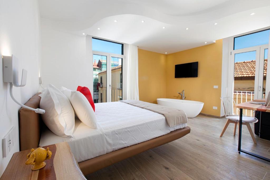 Postel nebo postele na pokoji v ubytování YourHome - Lidia Rooms & Suites