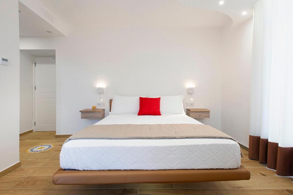 Postel nebo postele na pokoji v ubytování YourHome - Lidia Rooms & Suites