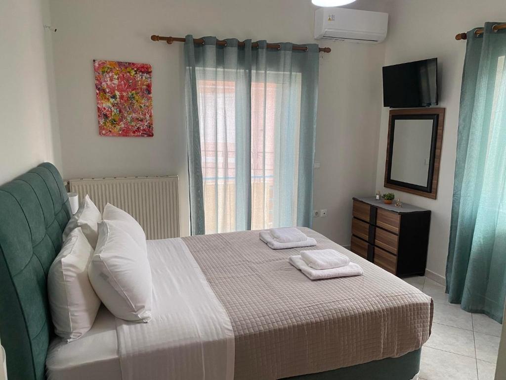 ein Schlafzimmer mit einem Bett mit zwei Handtüchern darauf in der Unterkunft Kisamos Nice Apartment 3 in Kissamos