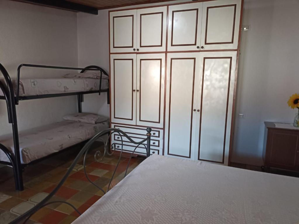 A bed or beds in a room at Appartamento Ginepro Sardegna