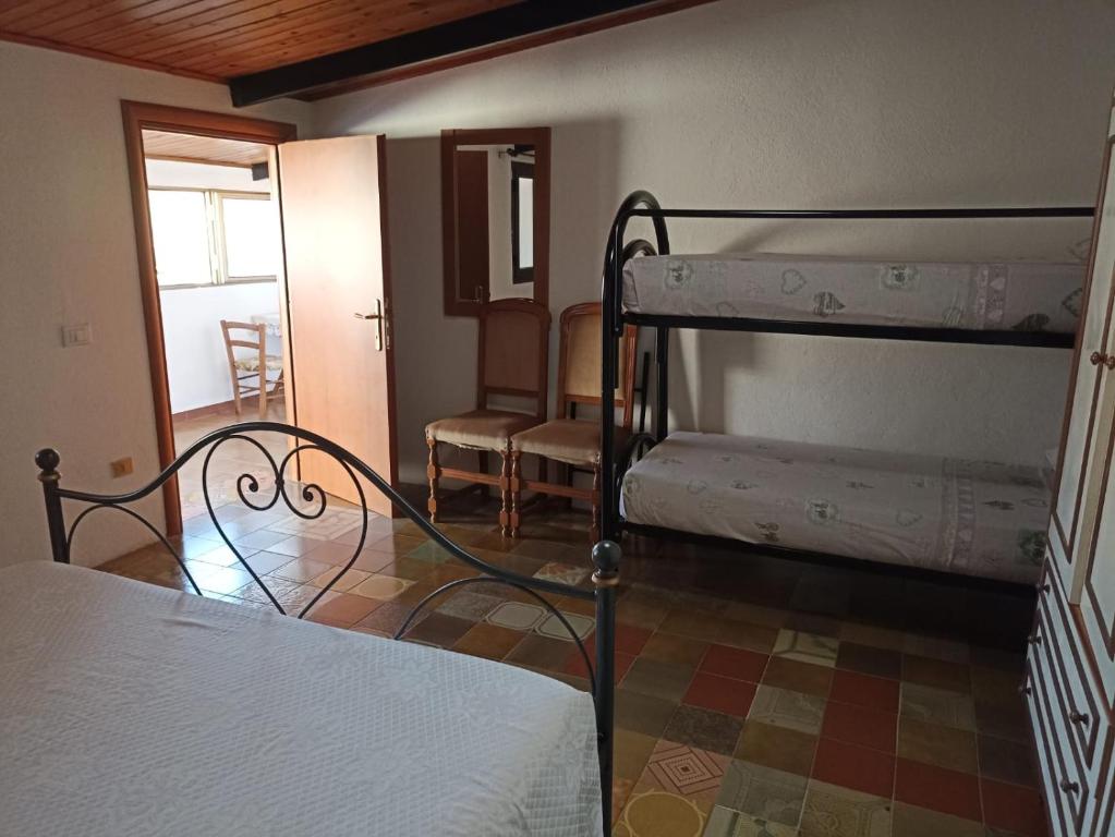 1 dormitorio con 2 literas en una habitación en Appartamento Ginepro Sardegna, en San Vito
