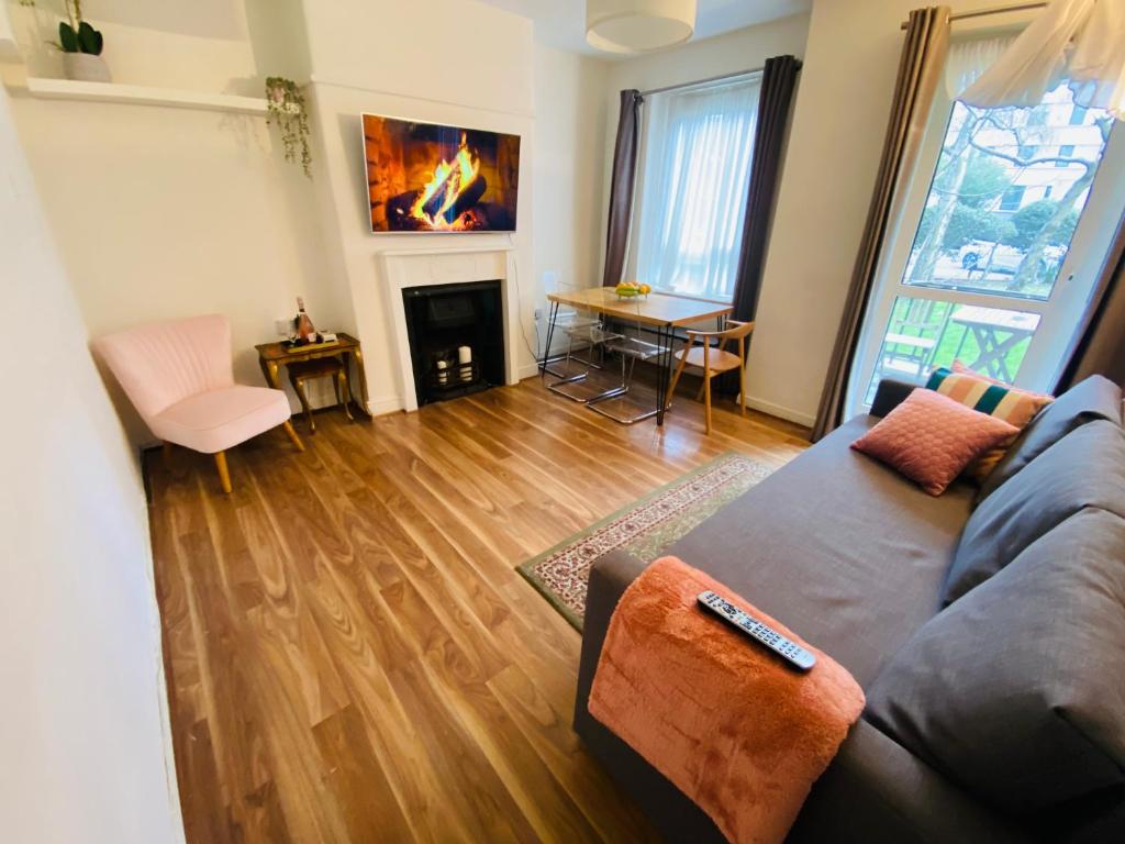 sala de estar con sofá y chimenea en 3 Bed apartment in Camden en Londres