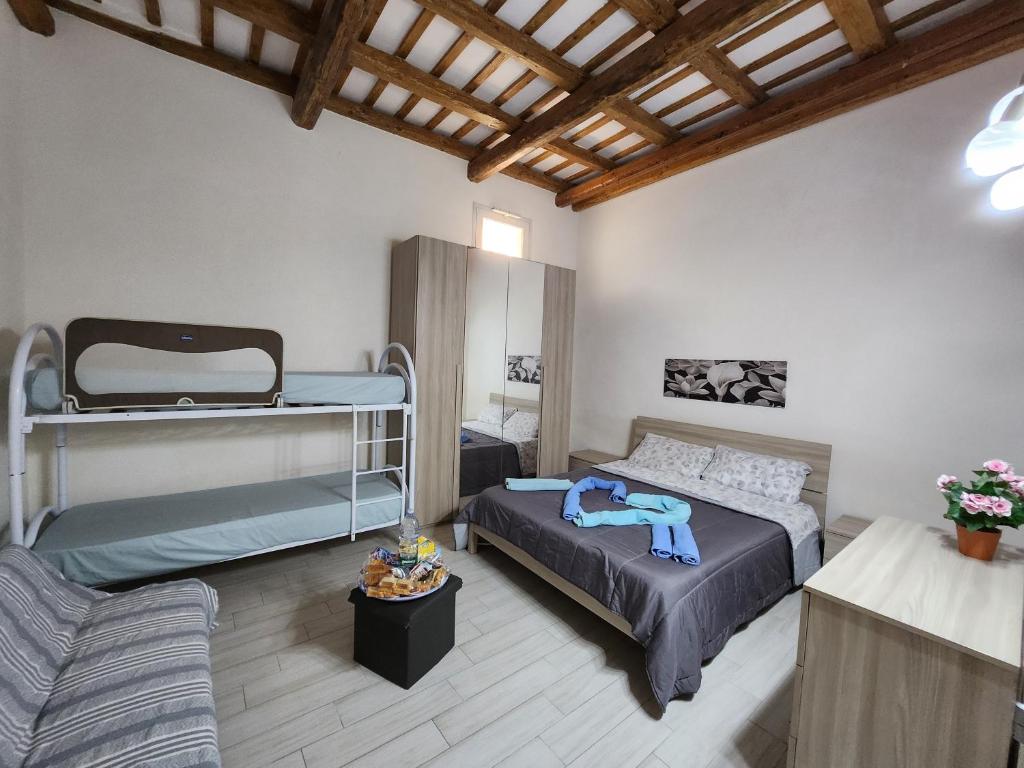 een slaapkamer met 2 stapelbedden en een bank bij Casa Vacanze Francesco in Marsala