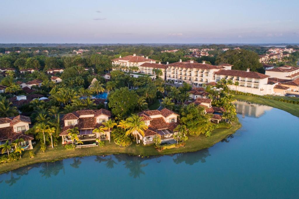 - une vue aérienne sur un complexe avec une masse d'eau dans l'établissement The Buenaventura Golf & Beach Resort, Autograph Collection, à Río Hato