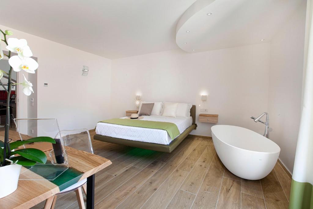 Postel nebo postele na pokoji v ubytování YourHome - Lidia Rooms & Suites