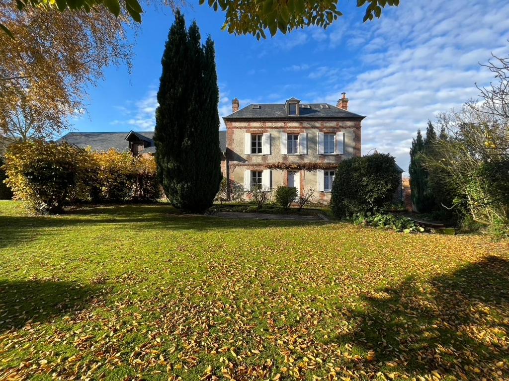 ein altes Haus mit großem Rasen davor in der Unterkunft ‘L’ éditeur’ - Maison de Maître Honfleuraise. in La Rivière Saint Sauveur