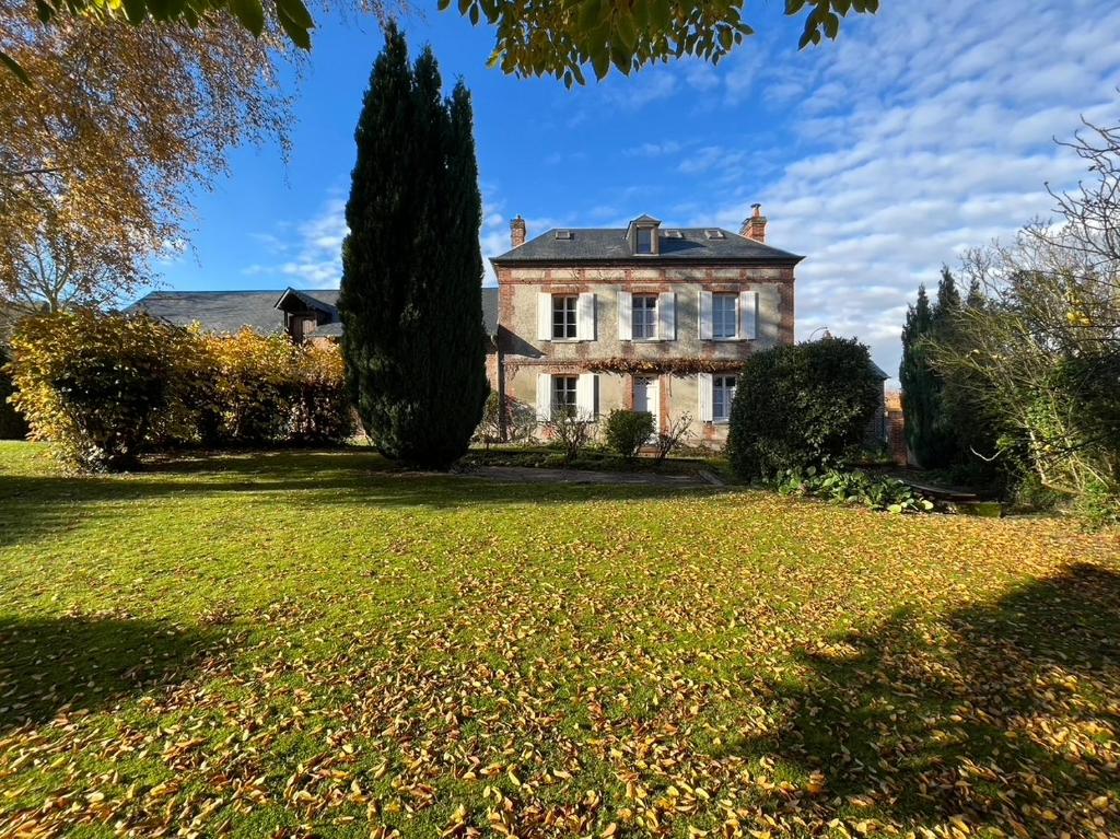 una vecchia casa con un grande prato di fronte di ‘L’ éditeur’ - Maison de Maître Honfleuraise. a La Rivière Saint Sauveur