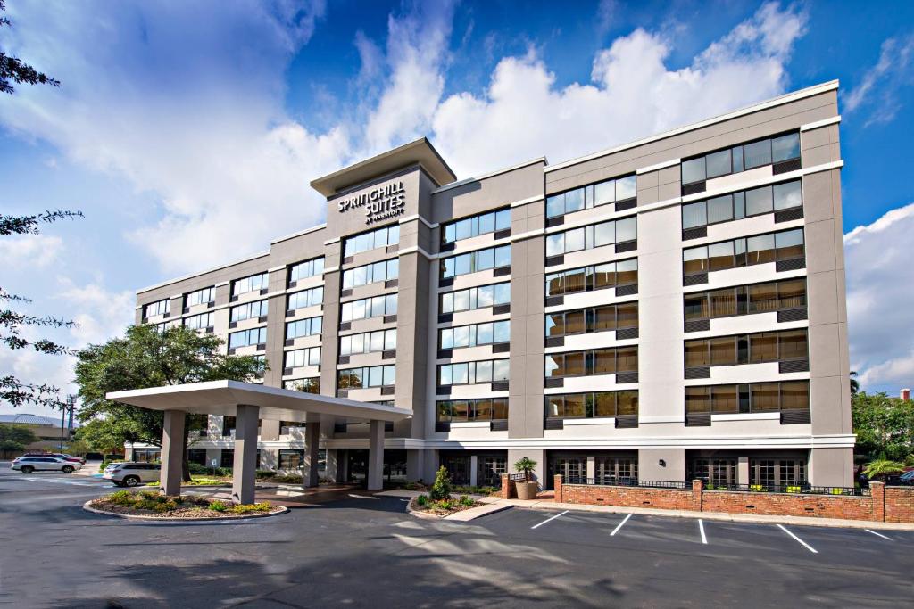 ein Hotel mit Parkplatz in der Unterkunft SpringHill Suites Houston Medical Center / NRG Park in Houston