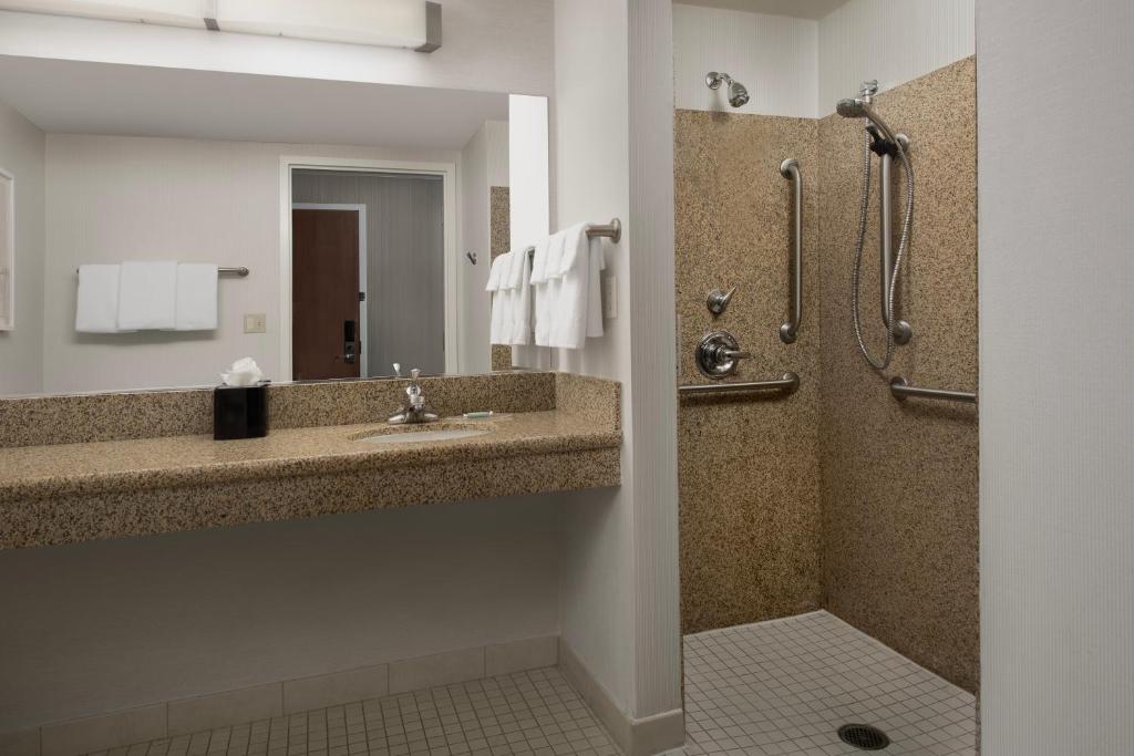 Koupelna v ubytování Courtyard by Marriott Seattle Kirkland