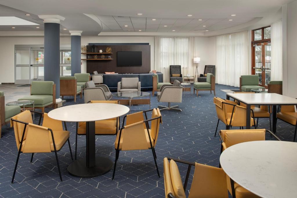 Posezení v ubytování Courtyard by Marriott Seattle Kirkland