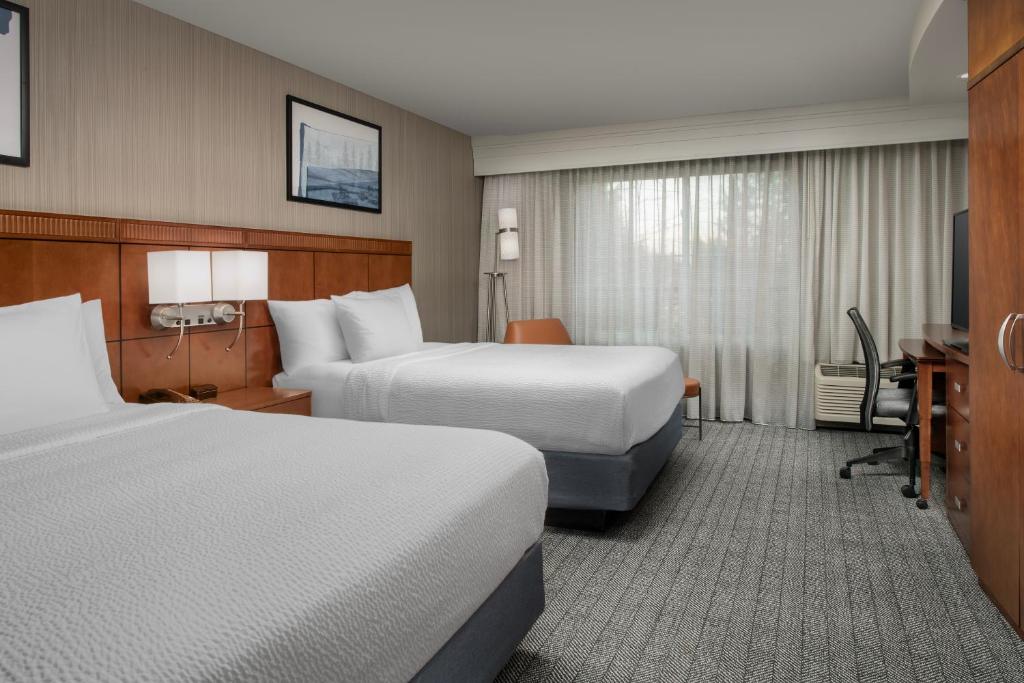 Postel nebo postele na pokoji v ubytování Courtyard by Marriott Seattle Kirkland