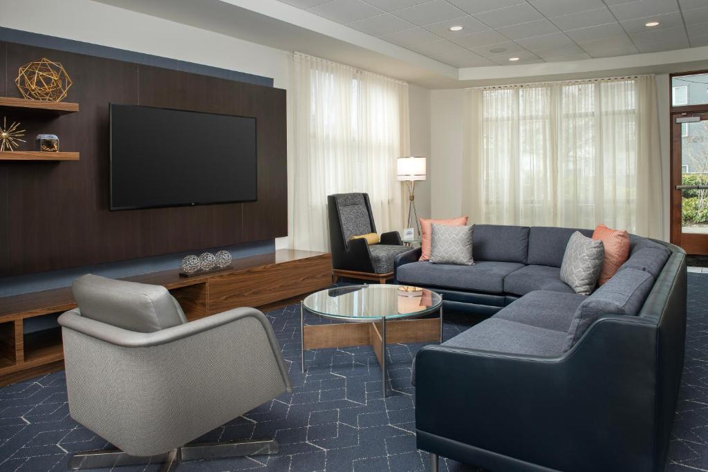 TV a/nebo společenská místnost v ubytování Courtyard by Marriott Seattle Kirkland