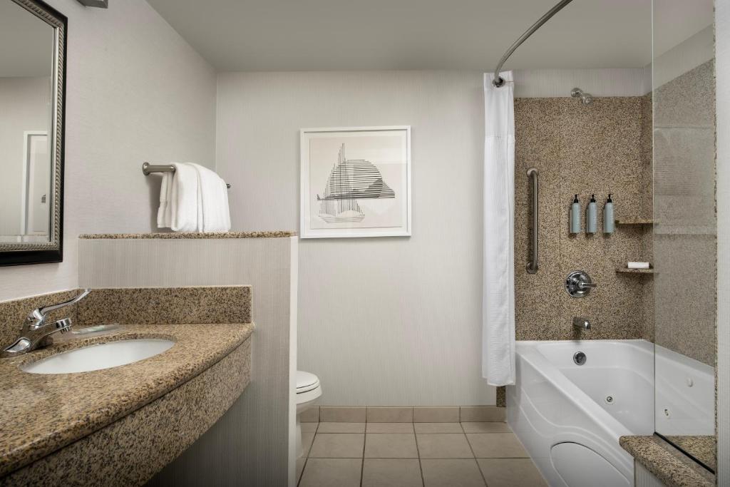 Koupelna v ubytování Courtyard by Marriott Seattle Kirkland