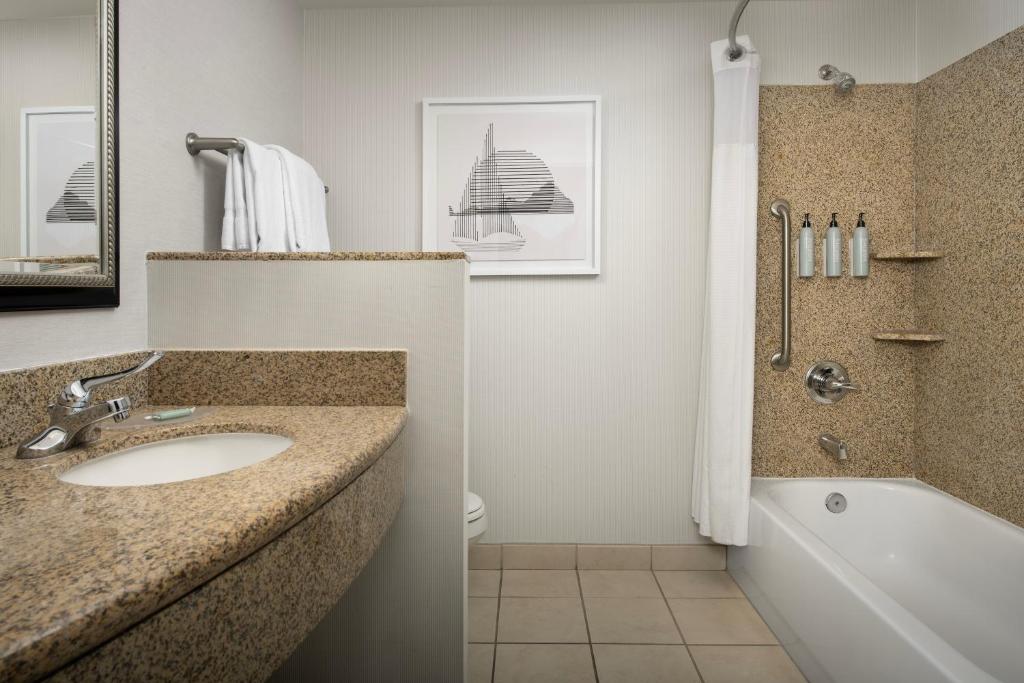 Koupelna v ubytování Courtyard by Marriott Seattle Kirkland
