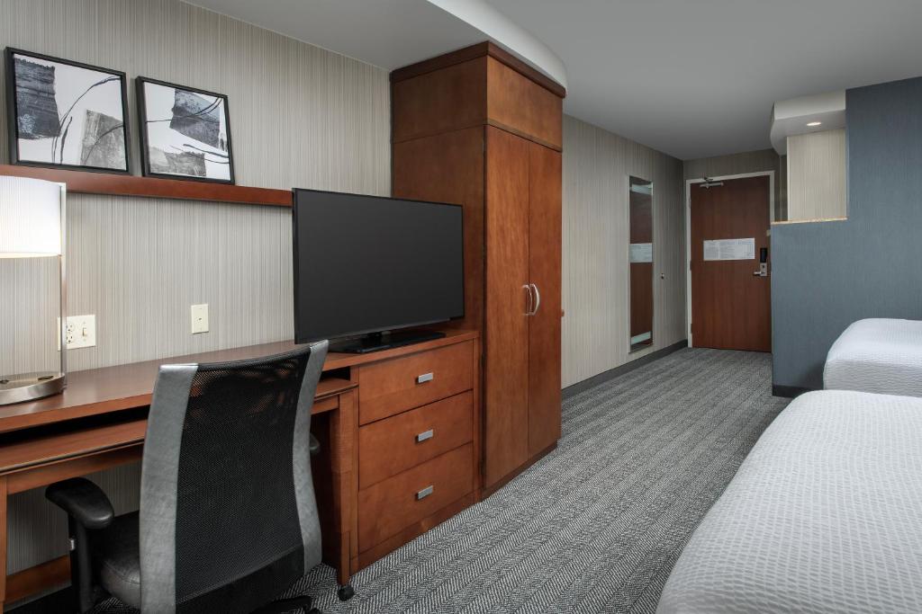 TV a/nebo společenská místnost v ubytování Courtyard by Marriott Seattle Kirkland