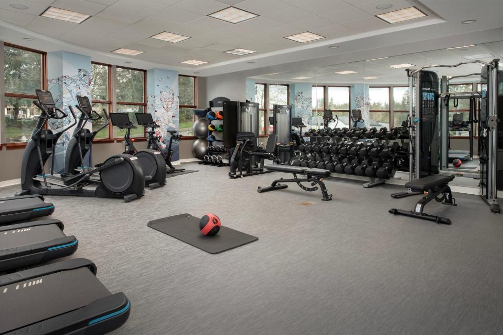 Fitness centrum a/nebo fitness zařízení v ubytování Courtyard by Marriott Seattle Kirkland